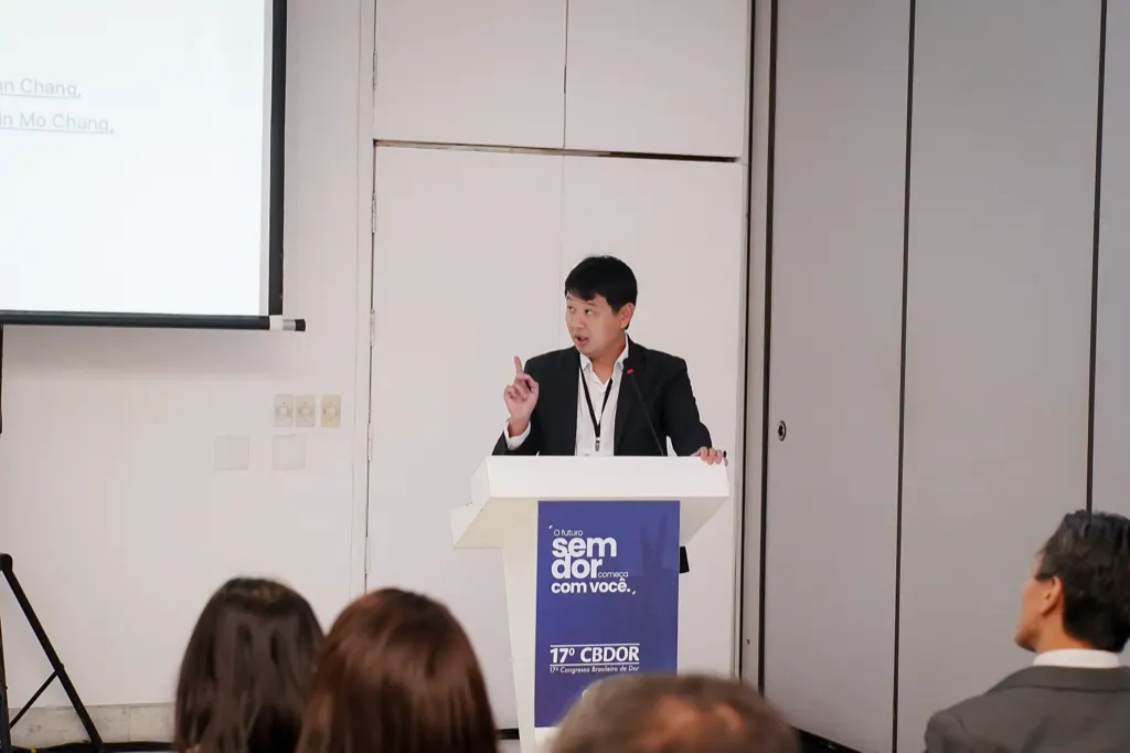 Dr. Marcus Yu Bin Pai em aula no púlpito do 17º CBDOR, com a plateia em primeiro plano.